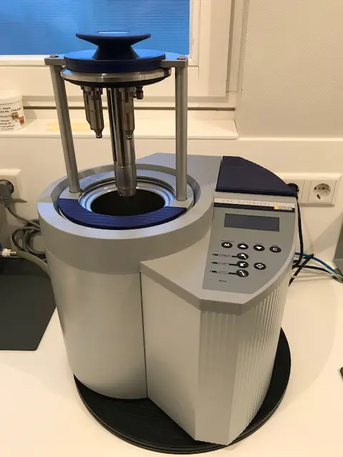 Moderne Geräte im Sterilisationsraum